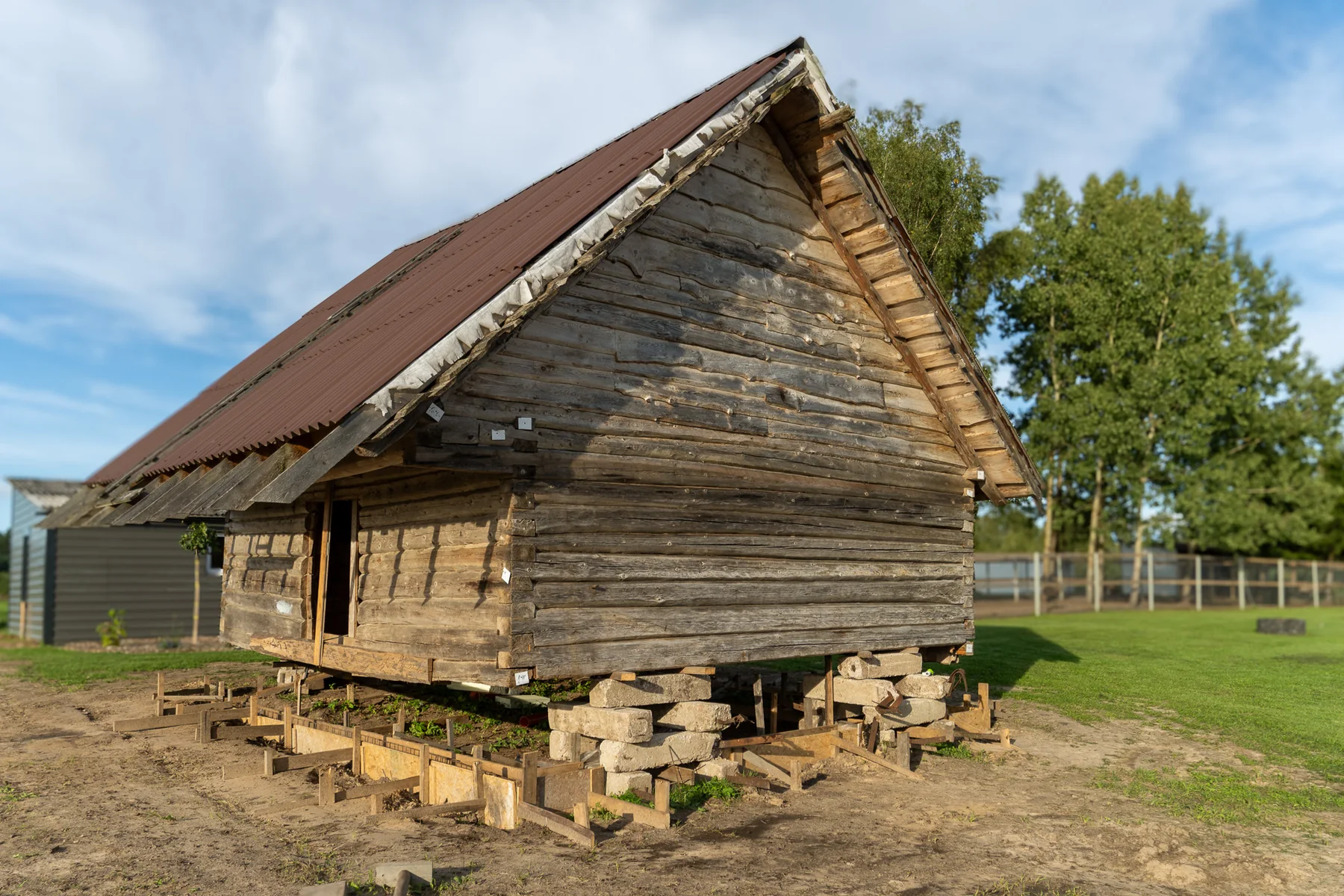 Vēsturiskā māja atjaunošanas laikā EMULAT saimniecībā